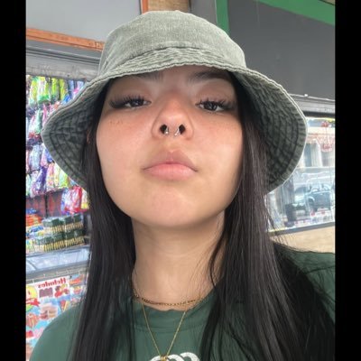 i love making new friends! Sometimes I'm a little shy, and sometimes l'm not, hehe e I hope I get to meet here who buy content 🍑🍆💧