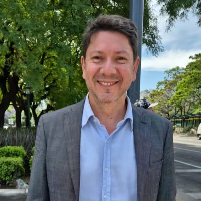 Pediatra, Intensivista, defensor d la salud como derecho humano fundamental, demócrata, promotor del Estado social de derecho y la justicia social.