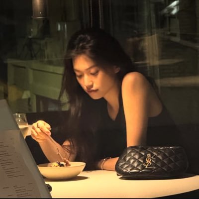 ohoowi's profile picture. 😟