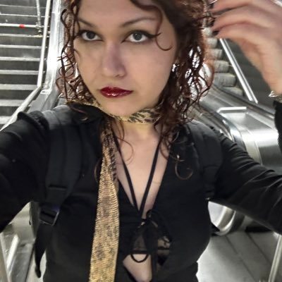 Fermisk333's profile picture. فکر (گریه) میکنم، پس هستم. La sorcière amoureuse