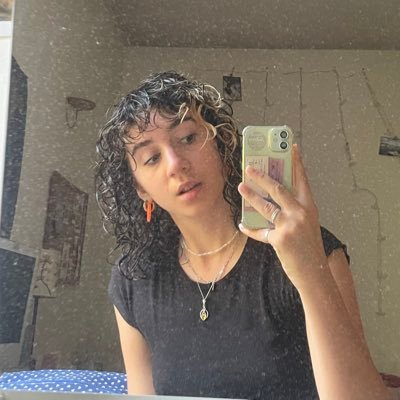 “t’as vraiment le profil d’une meuf qui tweete” || 21, tgvmax, café et pop girlies 🌷☕️