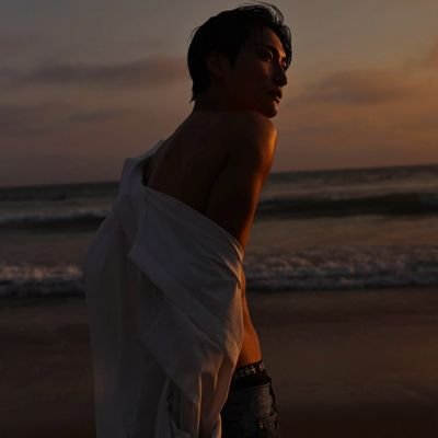 Tell me your secrets and I'll tell you your lies. 21+ MDNI/Gay #ParodyAccount