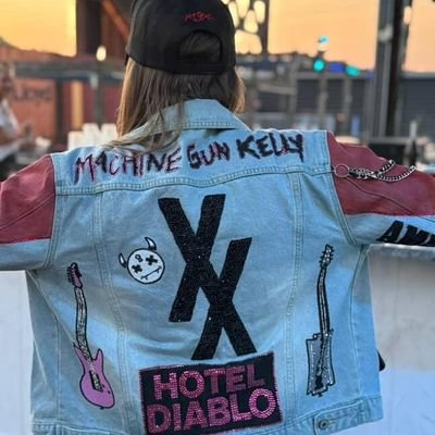 JordanJaneESTXX's profile picture. ♊ ☀️♊🌙 ♐️ ^ 32 🎂 May 22nd.
ESTXX since 2012 Chasing Pavements. Vampire at heart.🖤🦇
Colsonitous. 
🖤💛 Blonde Dondette. 👑 Tic Toc : JordanJaneXX