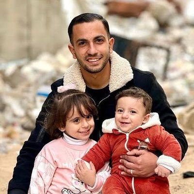شاعر وكاتب يمني
لي قلب يحمل هموم العالم المهموم
ولـي مشاعر غزيره تـنـهي هـمـومـه
شاعر ثقافي وعايش ارتضي المقسوم
هـذي عــلـومـي وكلن يـسـرد عـلومه