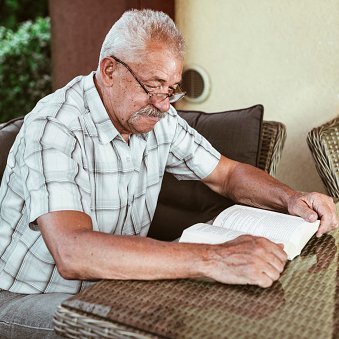 Hello! I’m a Brazilian beta reader living in the United States since I was 20. I’m 46 years old, and since 2008, I’ve been helping many authors improve their st