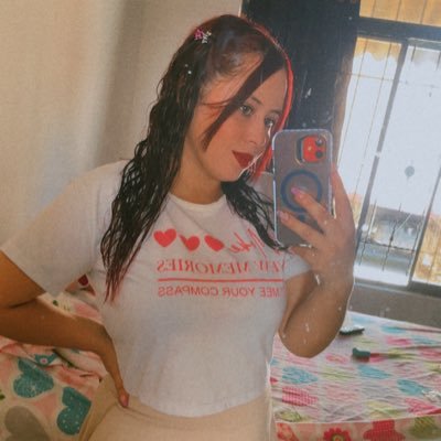 El más poderoso hechizo para ser amado es amar.-Baltasar Gracián.
Instagram: karolpriieto0