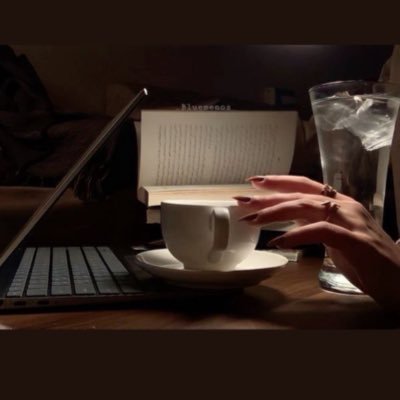 aiiiiiiiishah_9's profile picture. إنسان يسعى 🍃 .