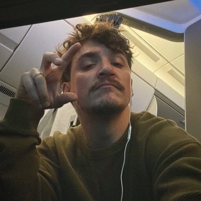 fan account posting pictures for actor kyle gallner