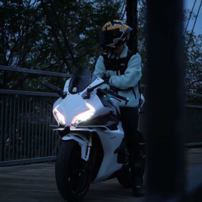 bing chillin | moto content on yt | @PAX South 2020 Champion🏆 SWM Gang🧙♂️🪄 Former Professional Fortnite player for @TheSwampGG