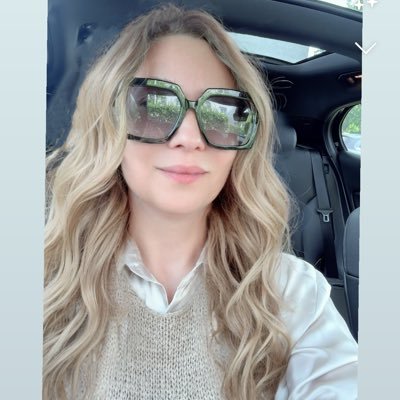 Fırçayla renk, bisikletle özgür, direksiyon başında âsi. Hayatı biraz pastel, biraz neon. Yanı başında patili huzur🐾