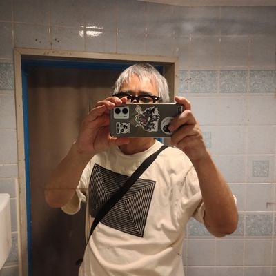 Taxxaka / タッタカ
画家。1964年東京生。多摩美術大学デザイン科卒。1993年より発表開始。当初はシミュレーショニズム寄りのインスタレーションを発表したが、近年は絵画の審美性と偶発性の魅力を追求している。谷川流、島本理生、キング等の文学、黒沢清、北野武、青山真治、エドワード・ヤン等の映画の影響は大きい。