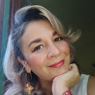 Abogada de derechos humanos, comprometida con la transparencia, en guerra contra la corrupción, aprendiz de filósofa, mi lealtad está con el pueblo salvadoreño.