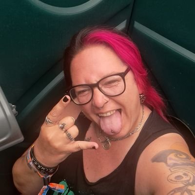 Married to @MrBartzabel
Stop the world I want to get off! #metalhead #alternative #geek #freak🤘