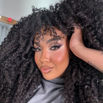 Passista do @VaiVaiOficial 🖤🤍||Oxum👑||
https://t.co/oPiY86QJX5
“carnavalizar a vida”✨