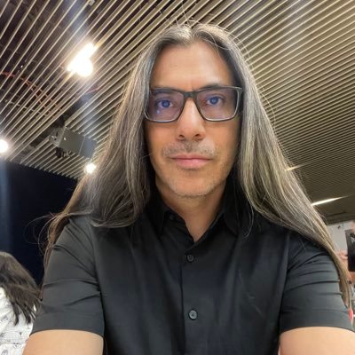 Diseñador, fotógrafo, amante de la música, el mar, la ciudad y la lluvia