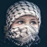 الاســتـثنـائـي .. أنا شاهدُ المذبحهُ وشهيدُ الخريطهُ أنا ولدُ الكلماتُ البسيطهُ رأيتُ الحصى أجنحهْ رأيت الندى أسلحة عندما أغلقوا باب قلبي عليّا.