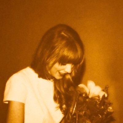 𝖆𝖑𝖑’𝖘 𝖋𝖆𝖎𝖗 𝖎𝖓 𝖑𝖔𝖛𝖊 𝖆𝖓𝖉 𝖕𝖔𝖊𝖙𝖗𝖞…. | multi stan but taylor is always my number one ˚⋆୨♡୧⋆ ˚ | 18
