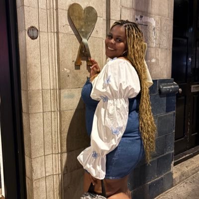 Ari_Arnee's profile picture. Soft Black girl with deep thoughts, a chaotic scroll habit, college graduate 👩🏾‍🎓 LLLJP ❯❯❯❯ ❤️🕊️