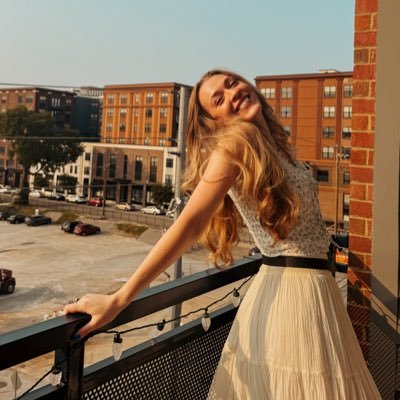 andeeee28's profile picture. *sees dog* boop ✨