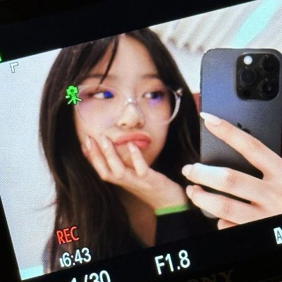 I have anger issues ~ 🌺
Hyeyoon & Wooseok defender 4life ~ 🧚♀️💙💛