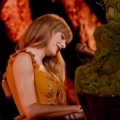 “how can fandom be toxic, it’s about LOVE” • 23: inside her fantasy • she/her