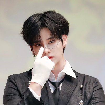 āļøšŗšøš²š½bi !
forever and always a luvity (ot9), dive (ot6), stay (ot8), and eyekon (ot6)
casual listener of way too many groups
semi-ia cuz of school
'10