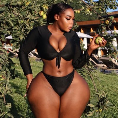 Certified Loner🌿Darkskinned🖤Unapologetically-Plus-size 🇺🇬 DM for business 📥