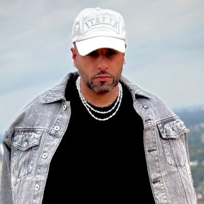 Punjabi Vocalist, Artist & Entertainer.
Bookings / Enq :
+44 7983 773 666 / info@hdhami.com