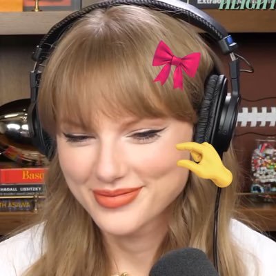 Taylor called me gorgeous once 🥹💗 surprise song piano stan 🌻 Eras Tour London N1 & Warsaw N3 🫶