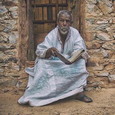 ناقد يجلد الوهم، ناقم على الرداءة، واقعي يضع الحقيقة عارية كما وُلدت. محلّل يهشم المسلّمات، وصاحب مشروع تجديدي يقتلع الجذور الفاسدة ليزرع فكرًا حيًّا.