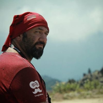 Sevdiklerinizi zamana bırakmayın
Çünkü zaman, kimseyi sağ bırakmadı...