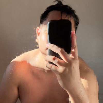 🌷| 5'9 . Batsilyer ng Sining . Mapintog. Hindi Gustuhin . May pagkiling sa mag-aaral ng batas at medisina.