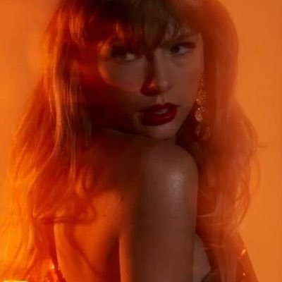 swiftie 🫶🏻 milan n2 🇮🇹 you are in love 🩵 and ‘tis the damn season 🍂
