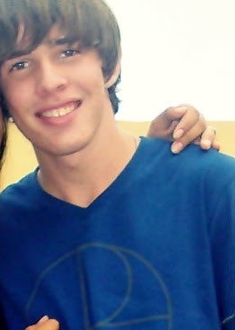 16 anos, modelo,romantico, chocolatra, ariano|| carinho :$ http://t.co/WcxjJE9Gbk