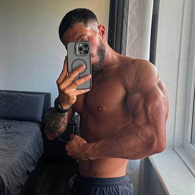 Hard hat by day👷🏻, hard content by night😈Gym-built & OnlyFans-fueled. 📥DM me for collabs creators only
