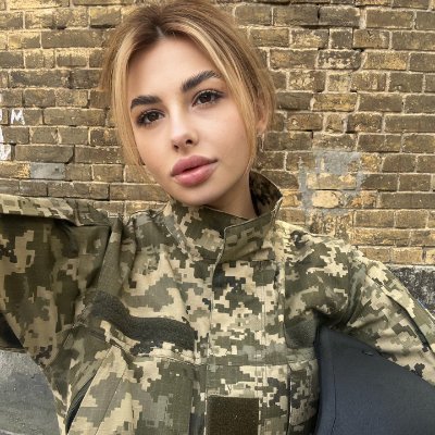 sarah_crise's profile picture. "Confidence level: Self-made."
