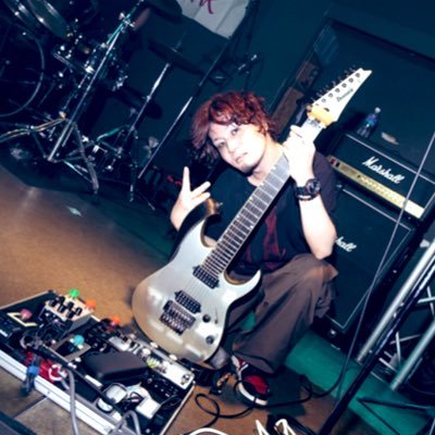 PRS,Ibanez,Fender、US系要素が強い音楽が好きなギター弾き。ギター初心者。8/10町田プレイハウスにてKOЯNのカバーバンド。 Die-KoЯN始動‼️守備範囲は7弦からアコギまで。 機材オタク、リペア、DJ、 ダウンチューニング、 ダーツ、サウナ、ファッション。アンシュミ派