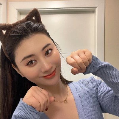 ggq679's profile picture. The world is like a mirror: Frown at it and it frowns at you; smile, and it smiles too