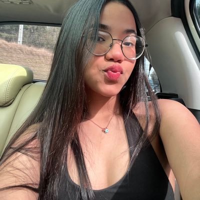 danialexazzz's profile picture. es una locura odiar a todas las rosas solo porque una te pinchó.