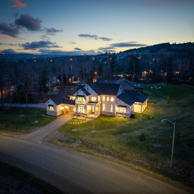 Tomarria Homes builds luxury custom homes in Bethany, Ontario, on Durham’s northern edge. Choose our designs or enjoy our fully custom home experience.