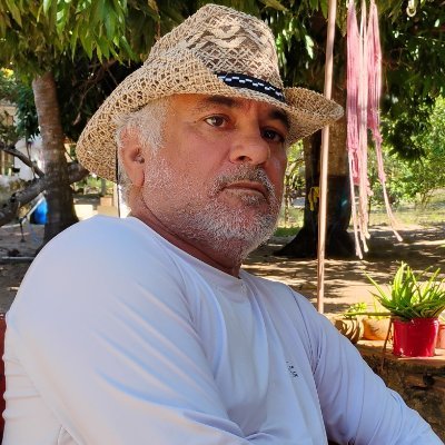 Brasileiro de Caicó no RN, criador do CanalM65 (YouTube/@CanalM65), dirigente do PCdoB, torcedor do Fluminense e amante de uma boa cachaça com bode.