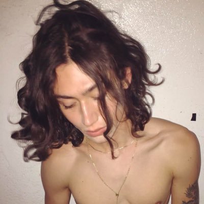 19 * masc lesbian 🐾 🎮 edtwt + follows shtwt • i’m kinda like if yung lean was a fat mexican .