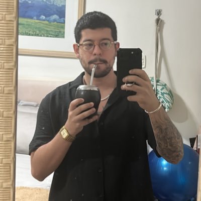 Déficit de atenção, hiperatividade, e muita fome. Vizinho do único FDP que cria um galo em Copacabana. Trabalho com Streaming mas não tenho senha pra te passar.