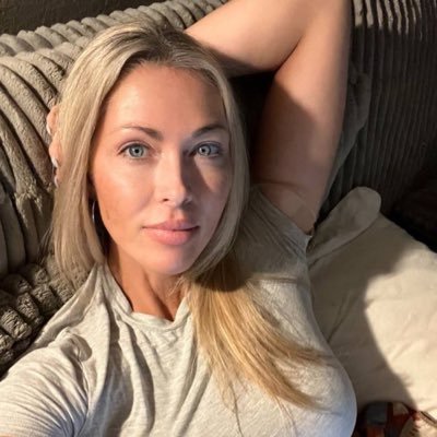 Always look sharp ❤️🔥 fashion lover 🥰 fun to chat and naughty stuffs ❤️😘