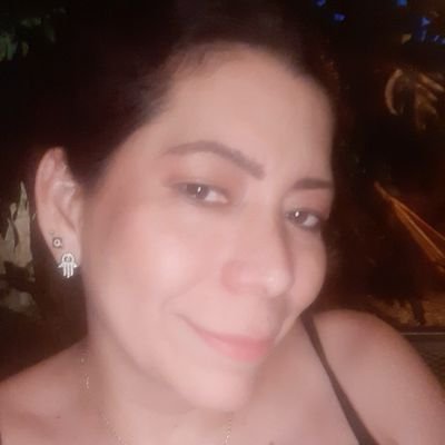 Abogada constitucionalista y administrativista, Magíster en Derecho público y
Especialista en Derecho Ambiental
