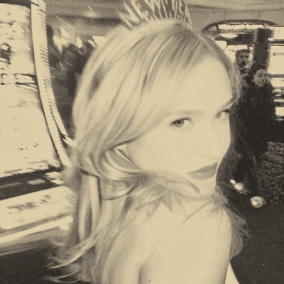  💋 ❜ pennʏ αnd leonαrd lıl’ sᴛαr ╱ # mʏ dαd ıs smαrᴛ, whaᴛ αbouᴛ ʏours? ── bOom ! › worker αᴛ sᴛuαrᴛ comıc shop : whαzzup, nerds ? ⠀ 