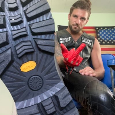I’m an extremely attractive man, with nice feet, and lots of leather 📥