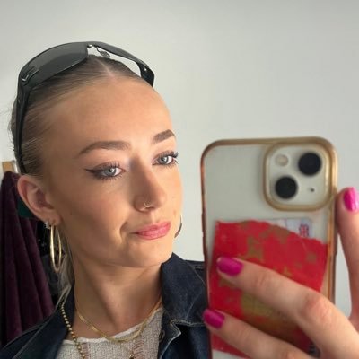 leahdavies1's profile picture. up the villa 🟣
