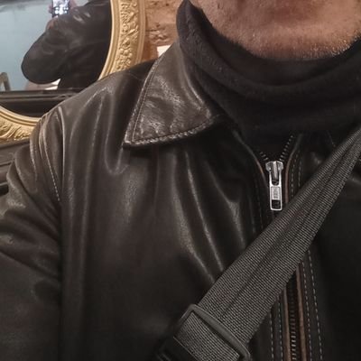Vuelve a Mirarme
donde estés
Vuelve a Cantarme bonito
antes
que mi corazón
se apague...no permitas olvidarte, pues Vives en mi Alma...Moriré con tu Nombre
