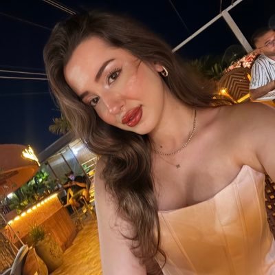 merveeoozkan's profile picture. 